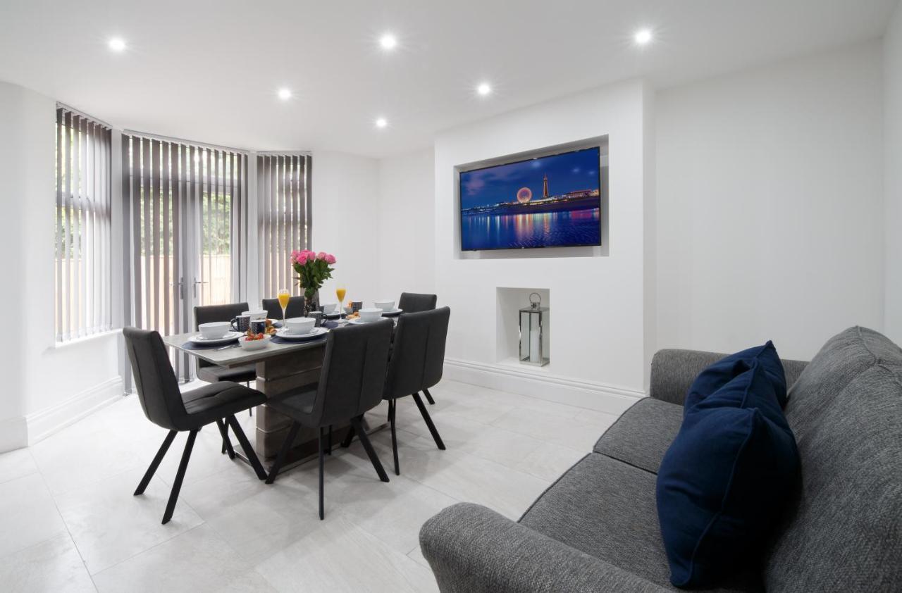 Large, Modern Family Home With Hot Tub Blackpool Exteriér fotografie